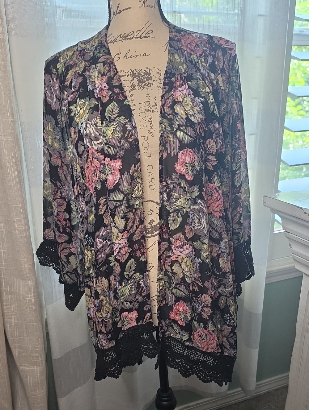 En Creme Floral Black Lace-Trim Kimono Robe